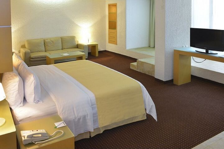 Room 3 of 76
