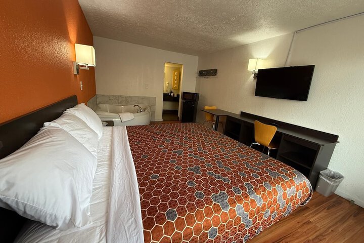 1 King Bed (9 of 17)