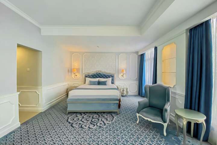 Room 8 of 33