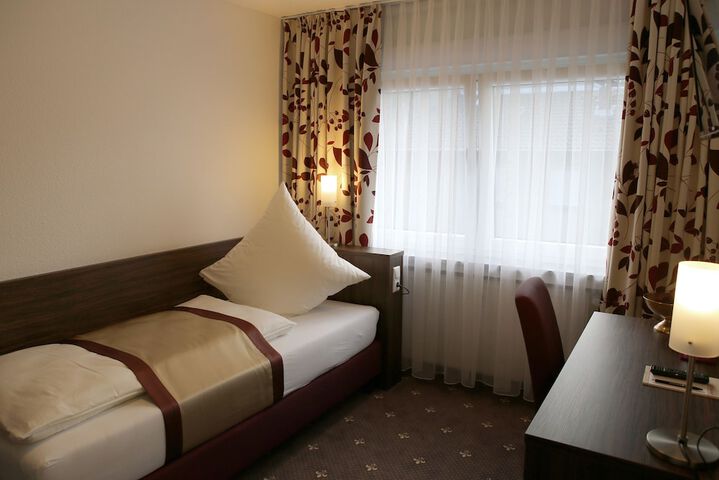 Room 3 of 65