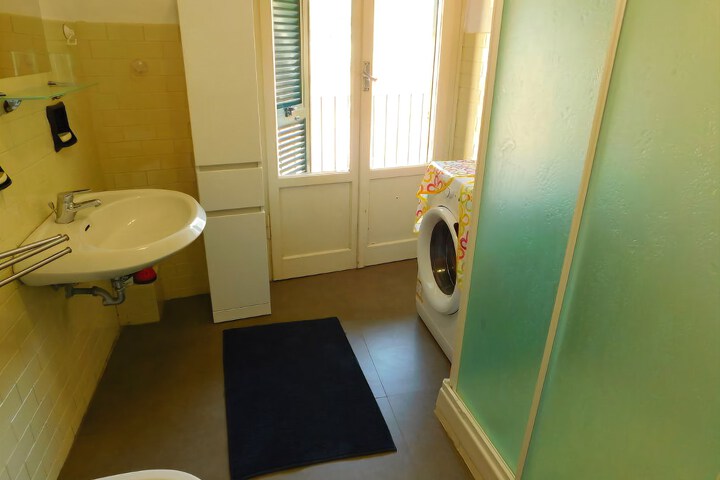 Room 10 of 33