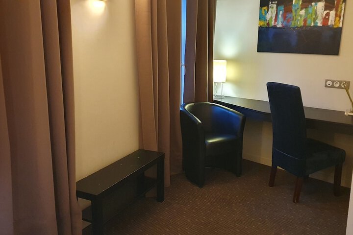 Room 11 of 27