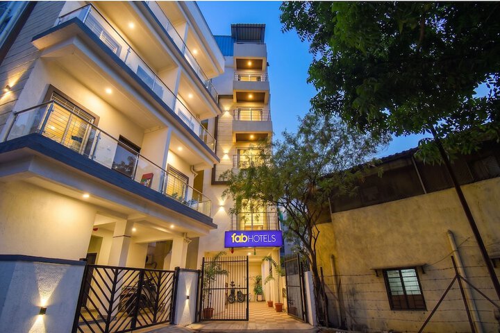 Fabhotel Rova Stays