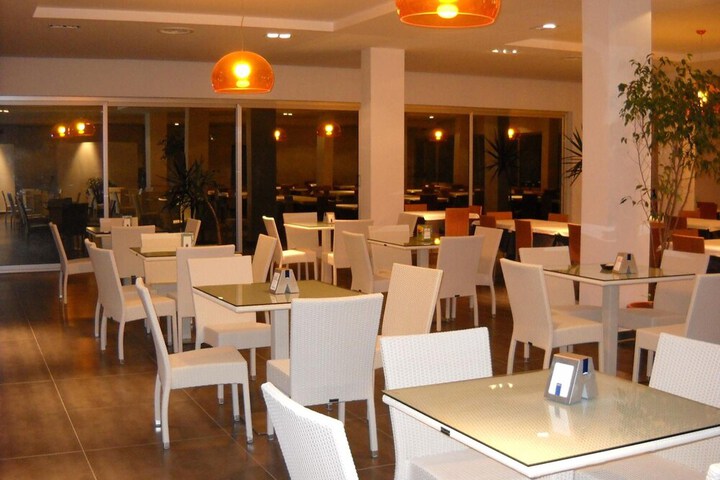 Dining 32 of 61