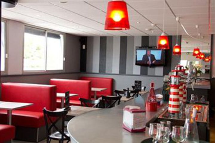 Lounge 43 of 60