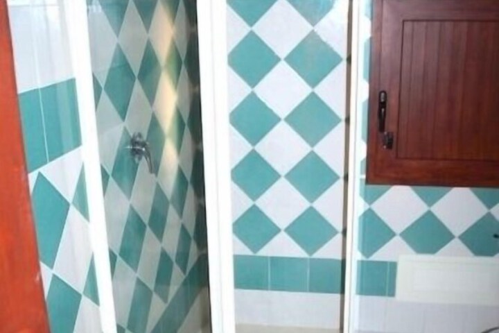 Room 33 of 64