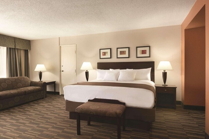 1 King Bed (1 of 9)