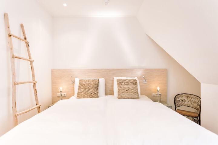 Room 3 of 44