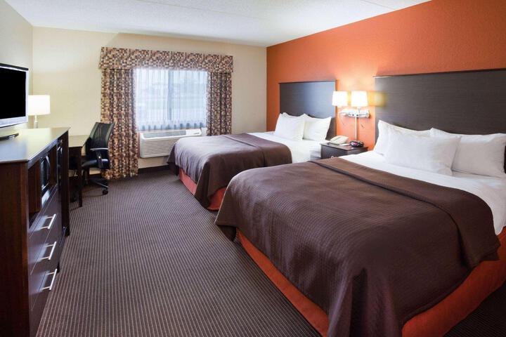 2 Queen Beds (3 of 9)
