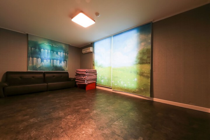 Room 27 of 64