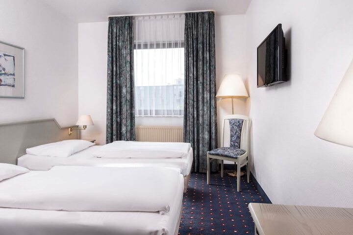 Room 8 of 34
