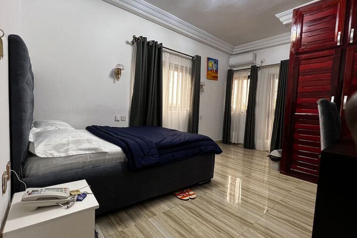 Room 18 of 34