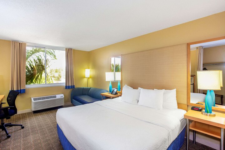 1 King Bed Mobility or Hearing Accessible Room Bathtub with Grab Bars (2 of 15)
