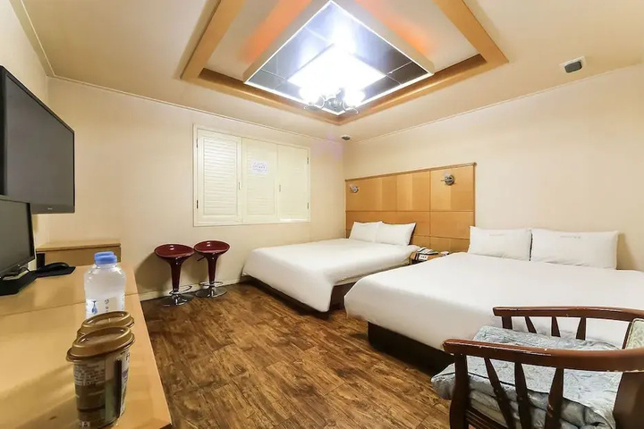 Room 4 of 7