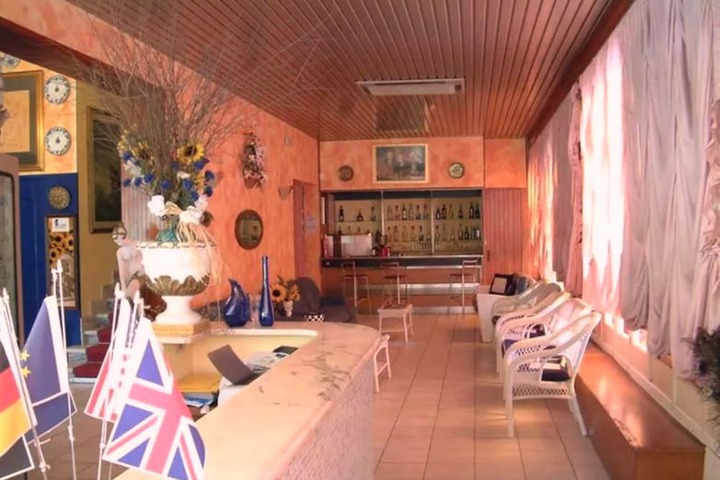 Lounge 13 of 22