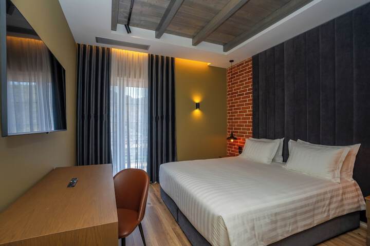 Room 7 of 33