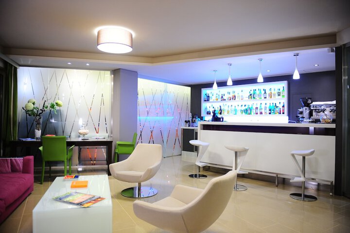 Lounge 24 of 31