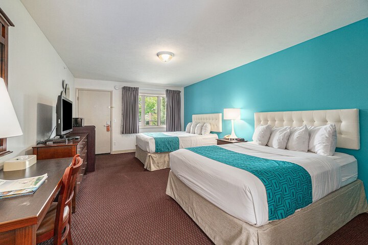 2 Queen Beds (14 of 21)