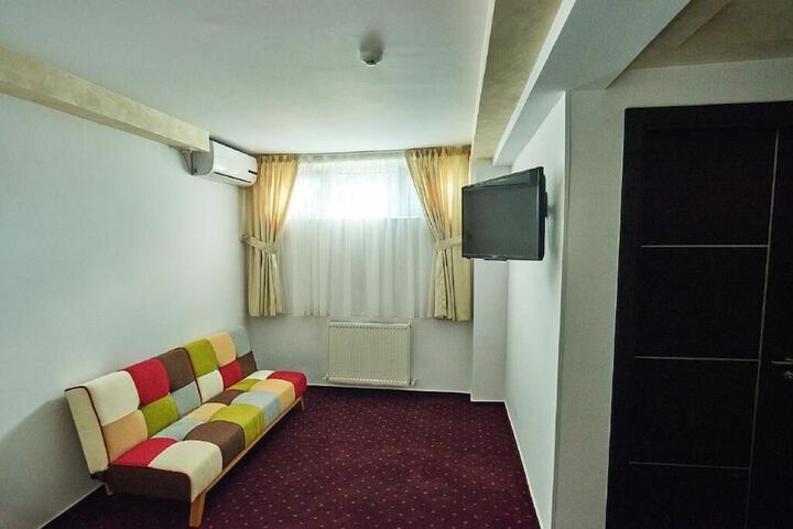 Room 11 of 34