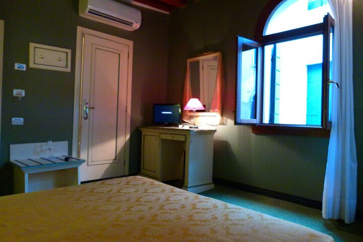 Room 4 of 96
