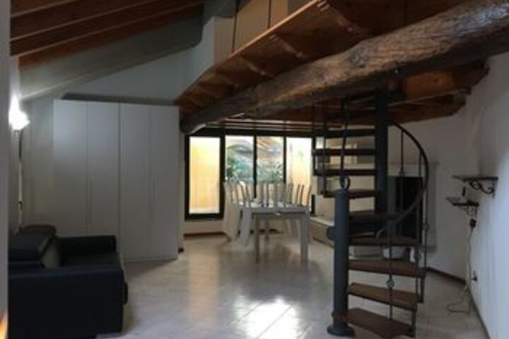 Room 21 of 38