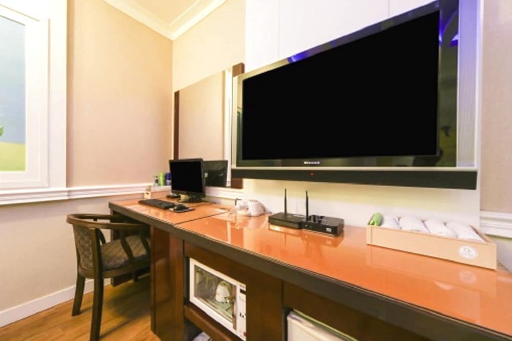 Room 9 of 12