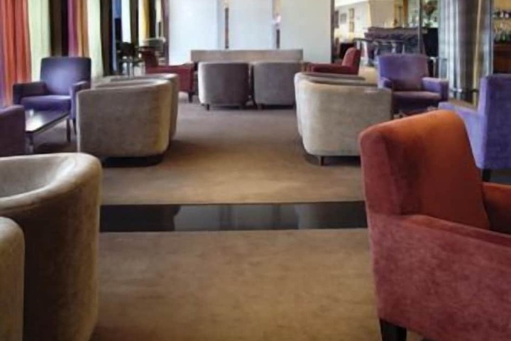 Lounge 33 of 37