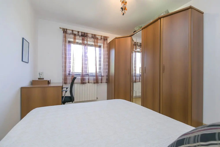 Room 4 of 16