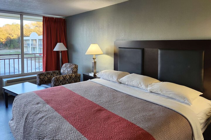 1 King Bed (5 of 12)