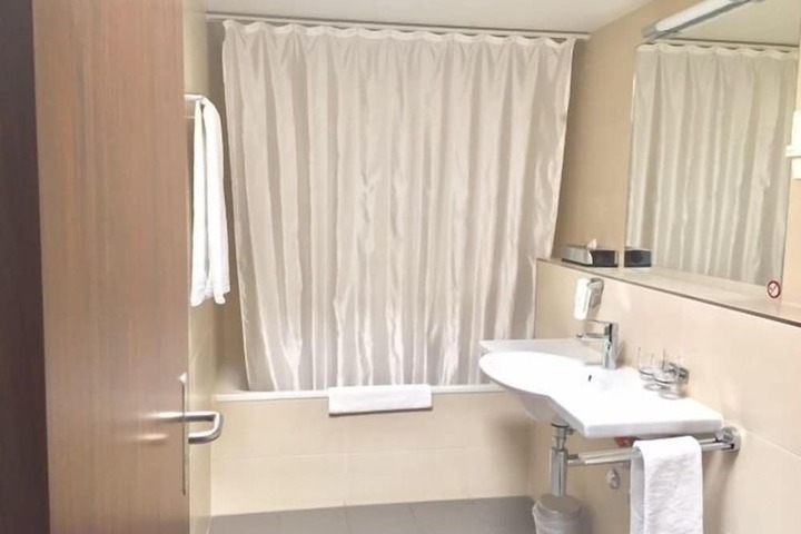 Deep soaking bathtub