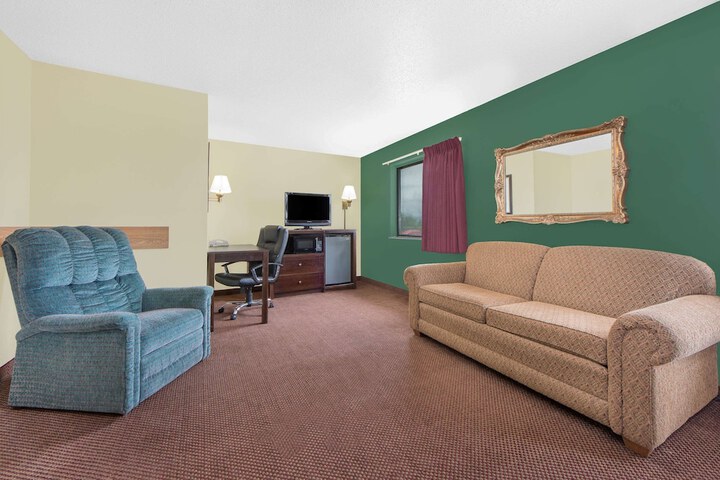 1 Queen Bed (4 of 12)