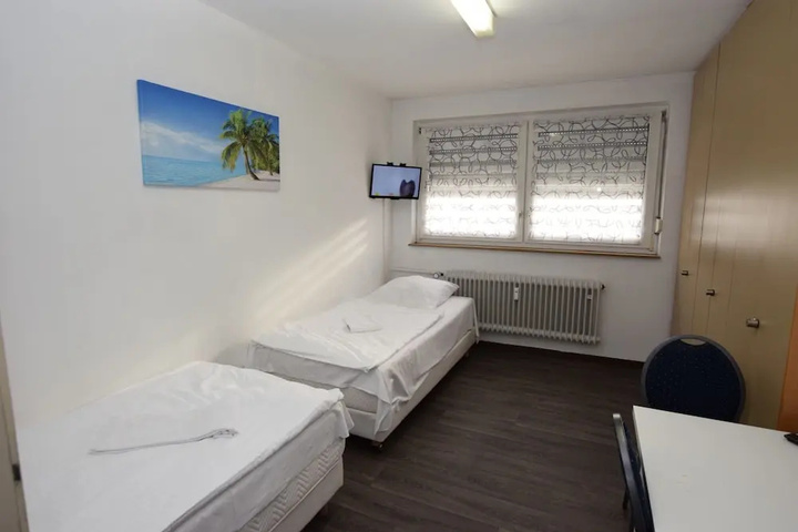Room 4 of 12
