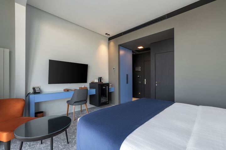 Room 8 of 28