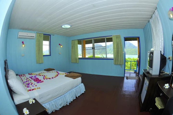 Room 16 of 158