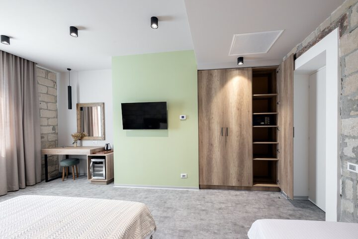 Room 10 of 27