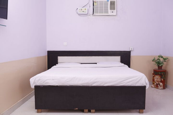 Room 9 of 16