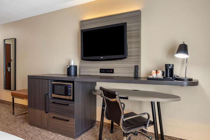 Quadruple Accessible Queen Size Bed (10 of 11)