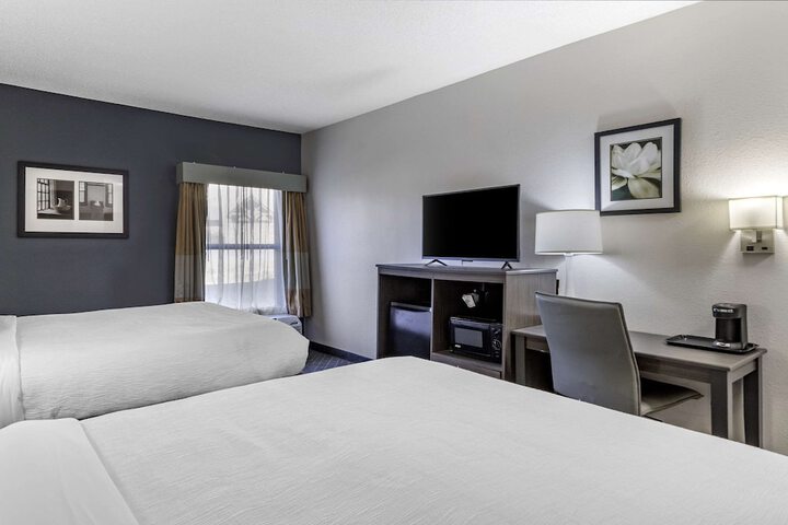 1 Queen Bed (2 of 9)