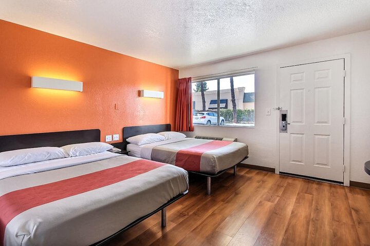 2 Double Beds (18 of 20)