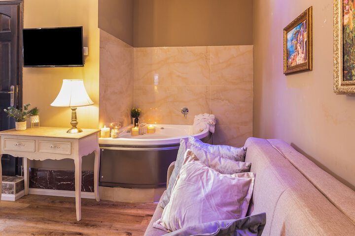 Room 15 of 32