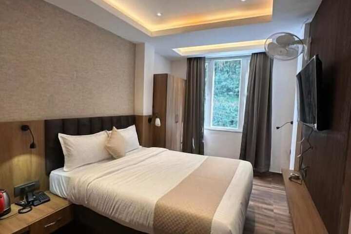 Room 5 of 32