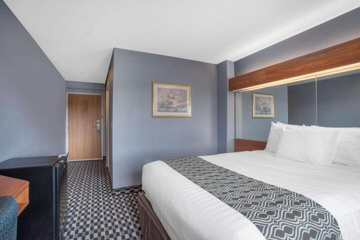 2 Queen Beds (3 of 18)