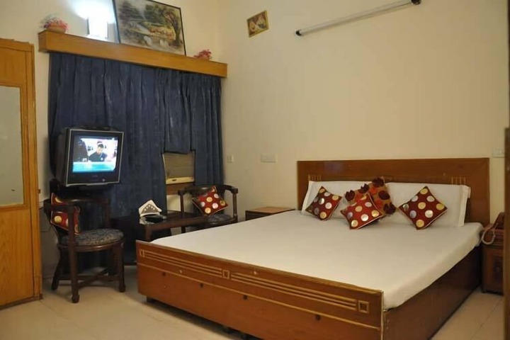 Room 10 of 19