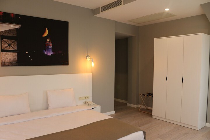 Room 9 of 24