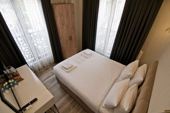 Room 10 of 29