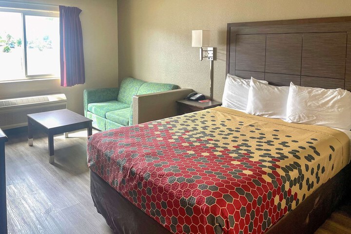 1 Queen Bed (5 of 12)