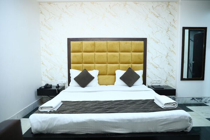 Room 6 of 14