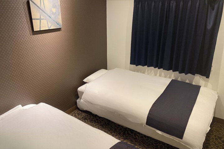Room 5 of 16