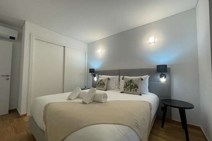 Room 28 of 143