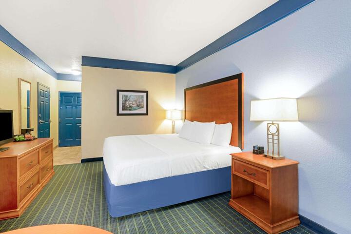 1 King Bed (3 of 18)